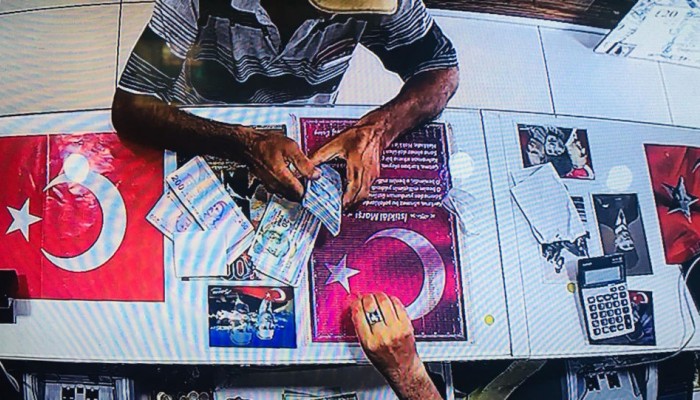 Döviz bozduran adam tüm parayı sokağa saçtı.