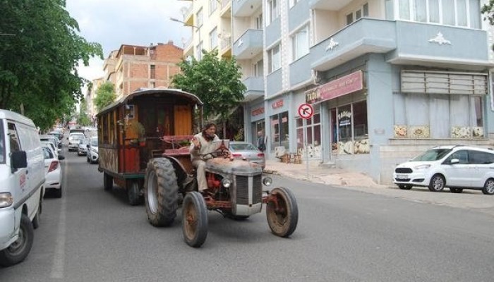 Fransız turist traktörüyle dünya turuna çıktı