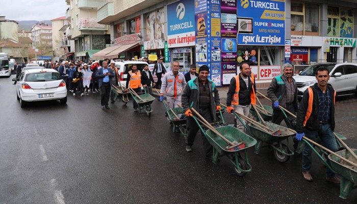 Temizlik Personelleriyle Çöp Topladılar