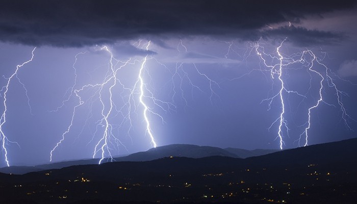 İftar sofrasına yıldırım düştü: 4 yaralı