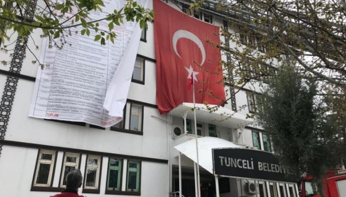 Tunceli Belediye Başkanı Maçoğlu gelir-gider tablosunu belediyeye astı
